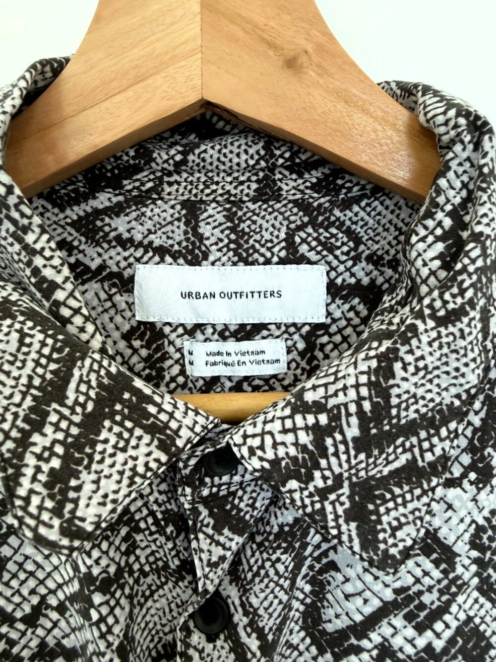 UO Men's Black & White Snakeskin Print Short Sleeve Button-Down Short Sleeve Med